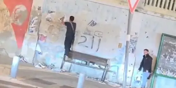 يافا: تمزيق صور لشهداء أطفال ونساء من غزة من قبل مستوطنين وتنظيم فعالية لإعادتها