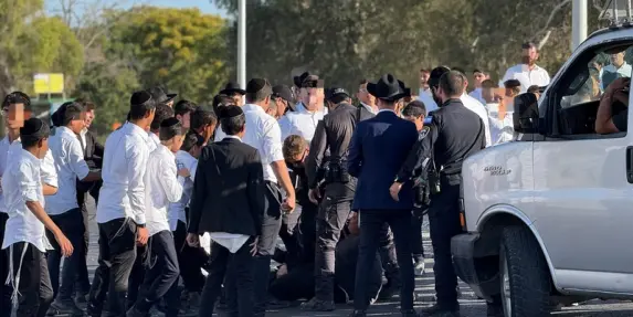بالفيديو احتجاجات واسعة للحرديم وإغلاق شارع رقم 1 وسط فوضى واشتباكات مع الشرطة