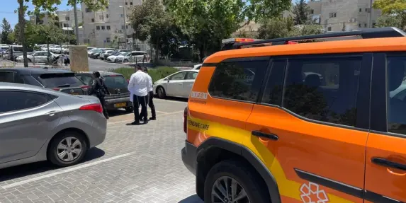 القدس -طفل رضيع نُسي داخل مركبة ونُقل إلى المستشفى بحالة متوسطة