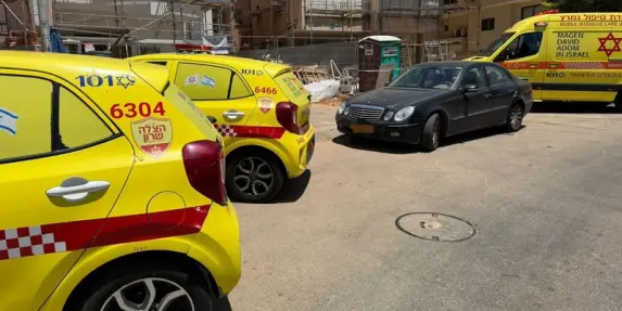 سقوط عامل من ارتفاع شاهق في نتانيا وحالته خطيرة