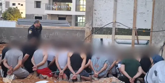 اعتقال 43 عاملا من الضفة الغربية داخل موقع بناء في كريات أونو