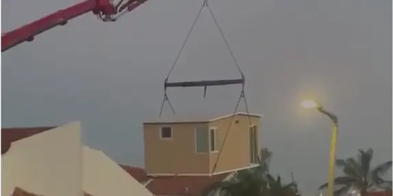  شاهدوا.. سقوط الشاحنة والرافعه في تل ابيب كادت ان تدمر البيوت