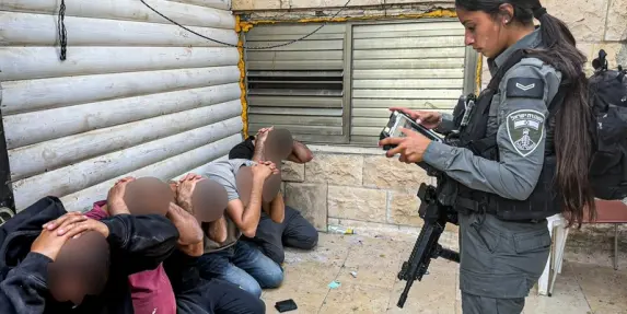 الشرطة - مطاردة سائقة واعتقال 35 شابًا فلسطينيًا في اللد 