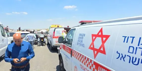 إصابة 4 أشخاص بينهم طفلان بحالة خطيرة في حادث طرق على شارع 6