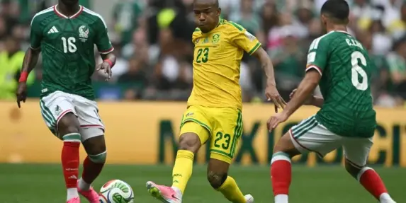 بعد أيام من مشاركته بالمونديال.. وفاة نجم منتخب جنوب إفريقيا