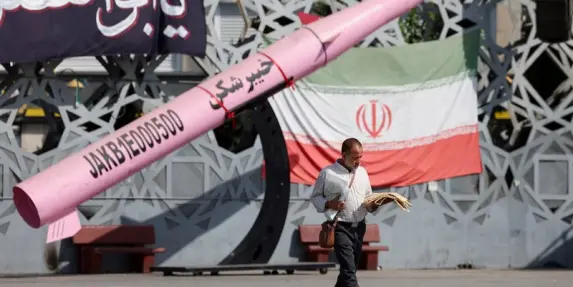 إيران توسع هجماتها على دول خليجية بعد ضربات أمريكية 