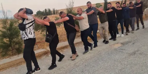 ضبط 11 شابًا فلسطينيًا داخل سيارة إقتحمت حاجزًا قرب القدس