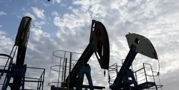 النفط يرتفع بأكثر من 1% عقب هجمات على ناقلات نفط وجمود مفاوضات وقف الحرب