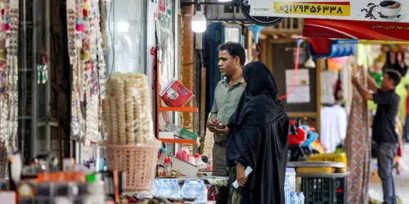 خلف خطاب الصمود.. إيران تشهد انهيارا في المعيشة والأجور