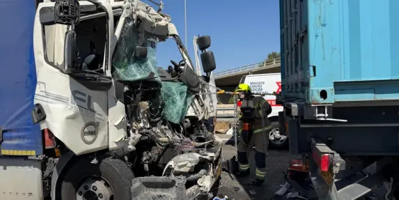  إصابة حرجة جراء حادث طرق مروع بين شاحنتين على شارع 6
