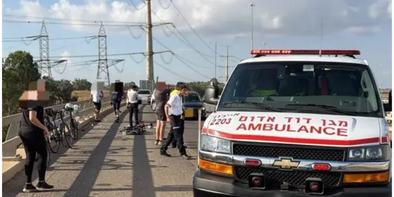 إصابة خطيرة لراكب دراجة هوائية إثر حادث على شارع 44 في منطقة المركز