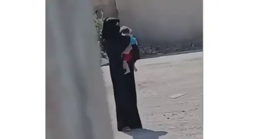 مقطع فيديو صادم لمتسولة تعنف رضيعًا لإجباره على البكاء يثير موجة غضب عارمة على...