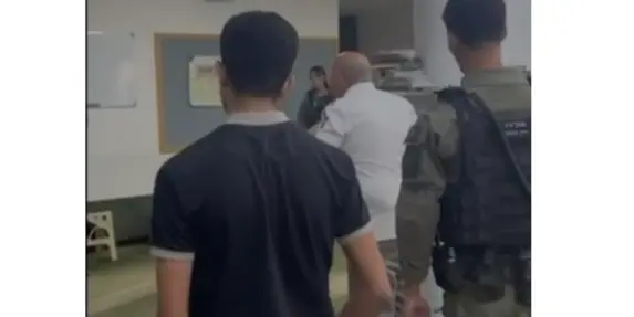 شاهدوا : قوة من الشرطة تقتحم مسجد السلام في تل السبع بذريعة 