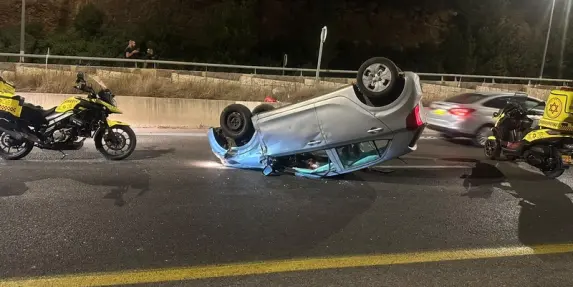 إصابة رجل (44 عامًا) بجراح متوسطة إثر انقلاب مركبته على شارع 60 بين إكسال والناصرة