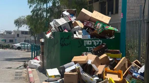 طرعان(فيديو): نفايات وعبوات كرتونية تغلق مدخل مدرستين، والأهالي يحذرون من كارثة دهس**