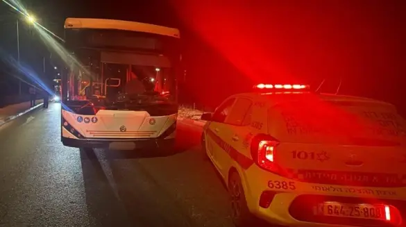 إصابة فتى (17 عامًا) بجروح خطيرة بعد أن صدمته حافلة في صفد
