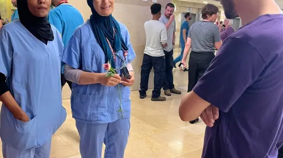 بالورود في وجه التحريض: ناشطو نقف معًا في نشاط تضامني بمستشفى رمبام دعمًا للطواقم الطبية العربية